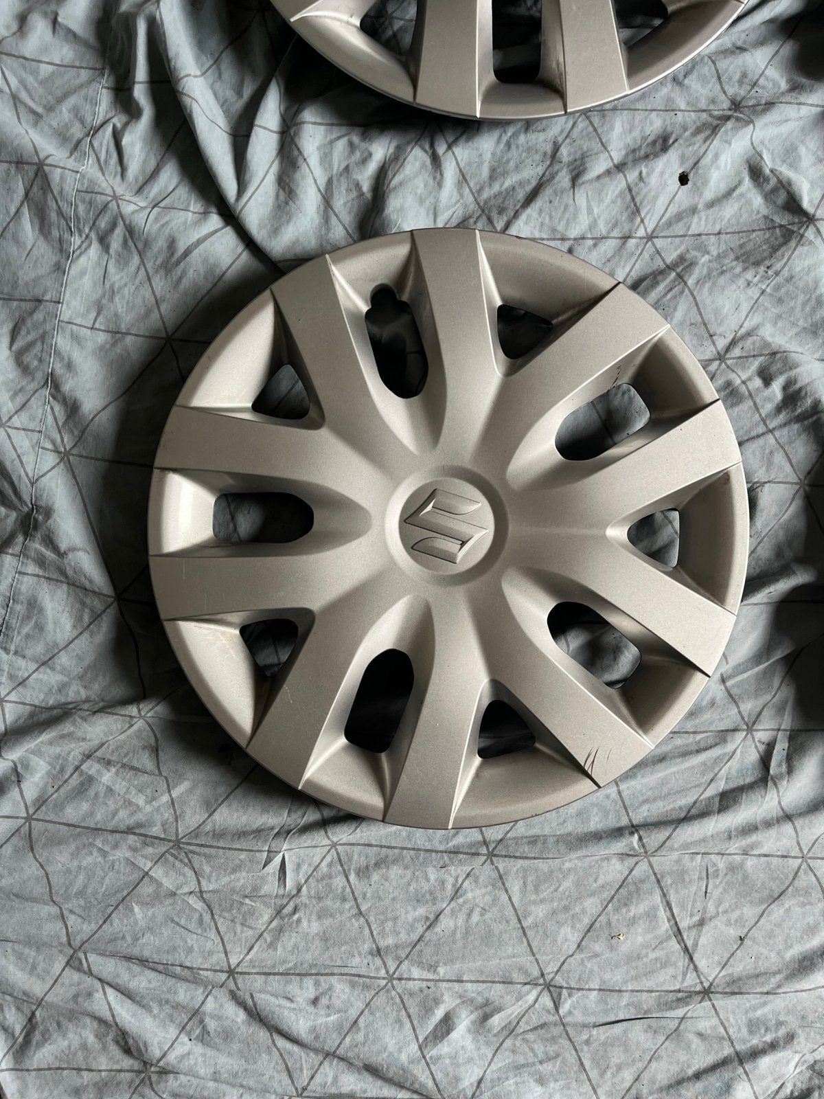 15 inch Suzuki wieldoppen set (4 stuks) inclusief ringen, Auto diversen, Wieldoppen, Ophalen of Verzenden, Zo goed als nieuw