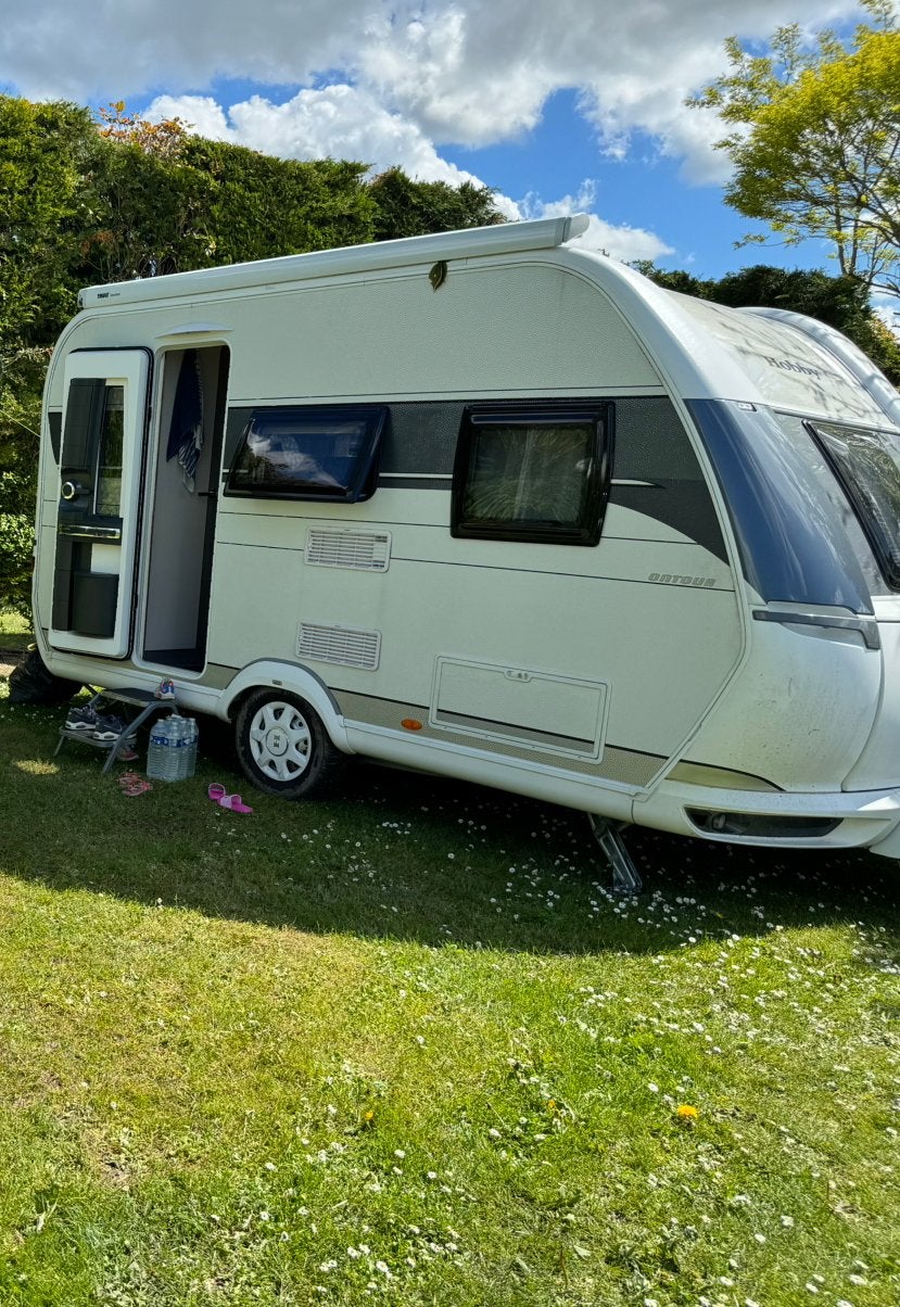 Hobby On Tour 390 (2021) in zeer goede staat, Caravans en Kamperen, Hobby, Treinzit, Particulier, Kachel