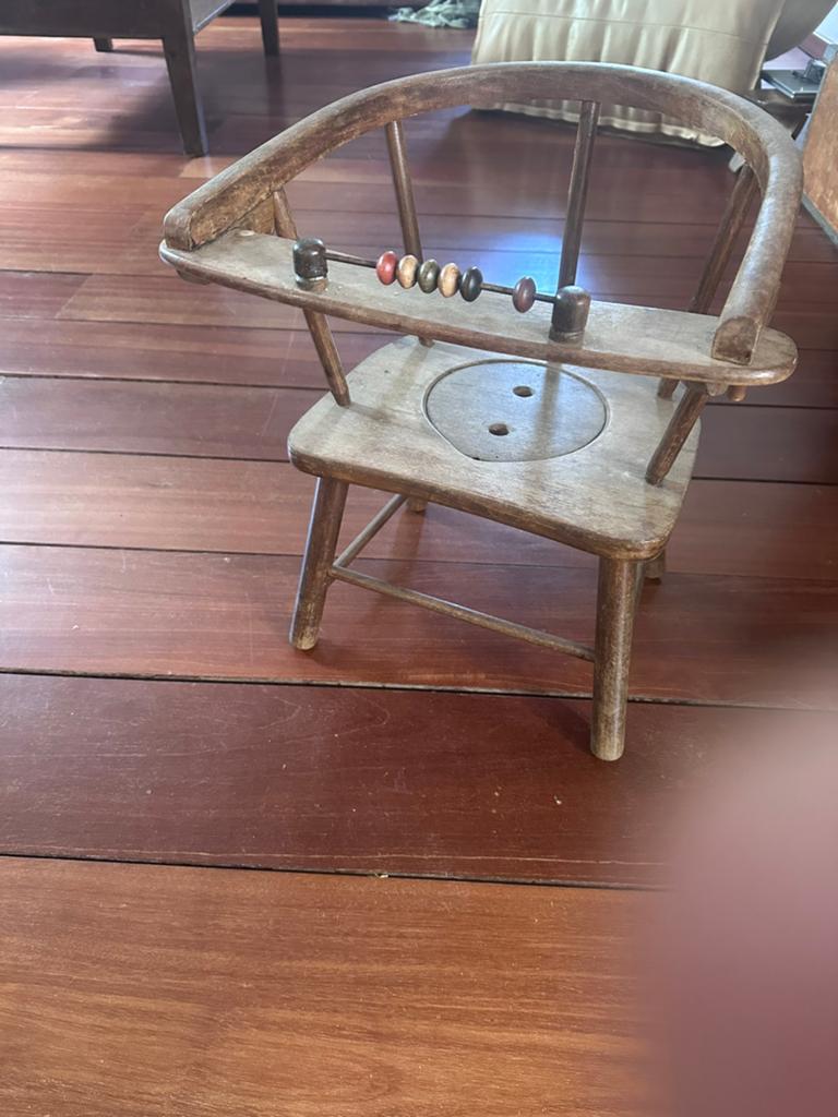 Antieke houten kinderstoel met telraam, Ophalen