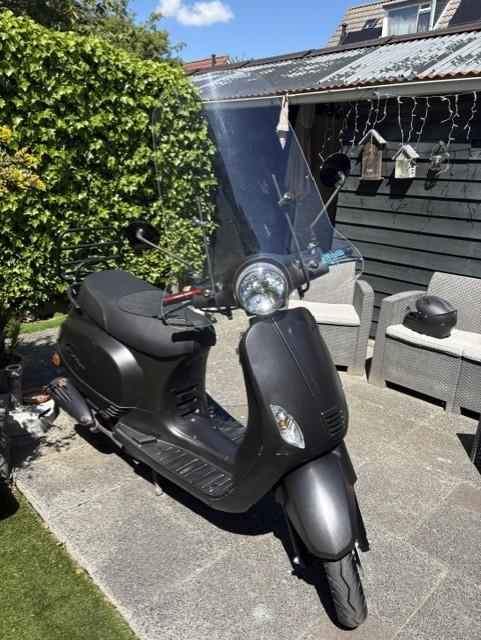 Leuke, goed onderhouden scooter Santini Capri + extra's, Ophalen, Gebruikt, Maximaal 45 km/u, Santini Capri