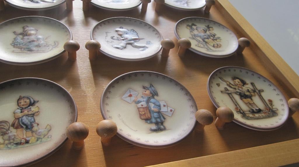 Wandbord van Hummel met 13 puntgave Hummel bordjes ., Verzamelen, Ophalen of Verzenden, Zo goed als nieuw