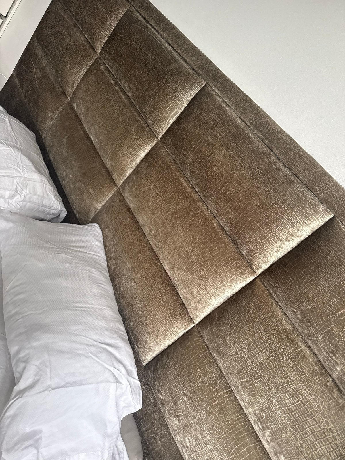Luxe tweepersoons bed met gestoffeerd hoofdbord