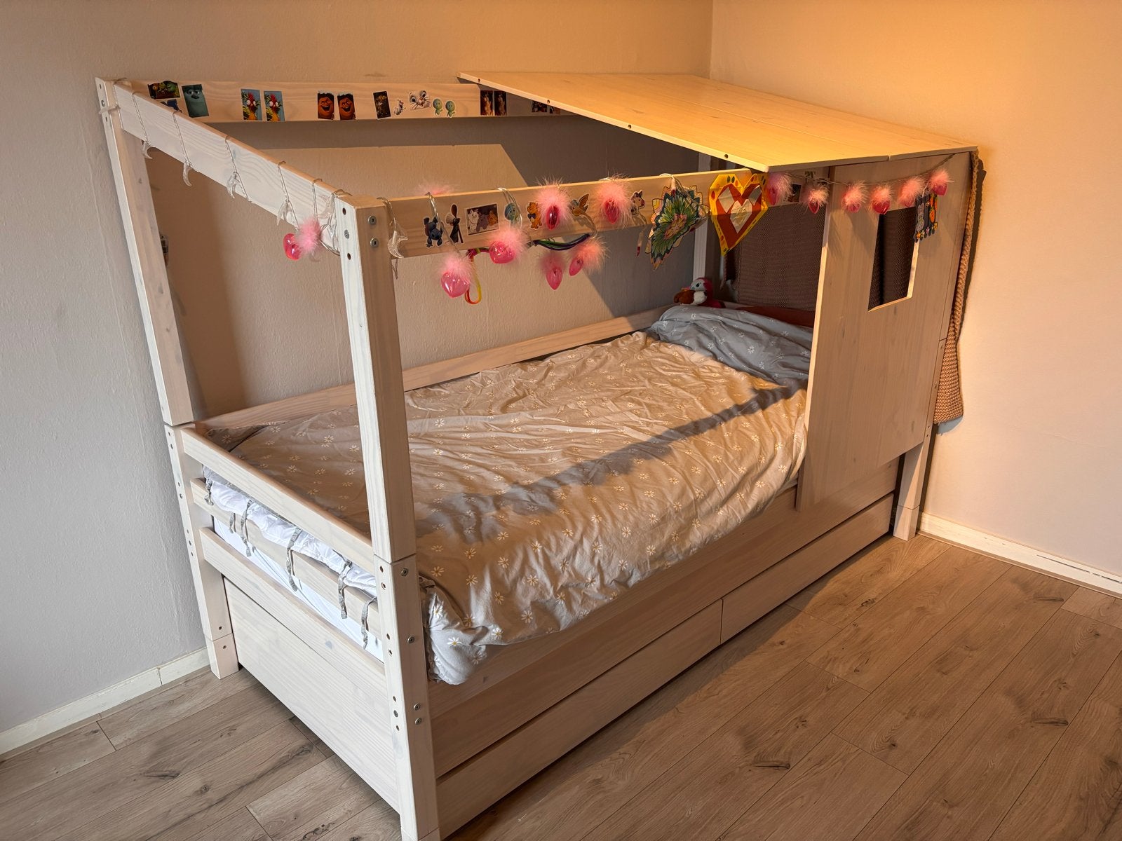 Houten huisbed met uitschuifbaar logeerbed en opberglades, Ophalen, Gebruikt, 90 cm, Eenpersoons