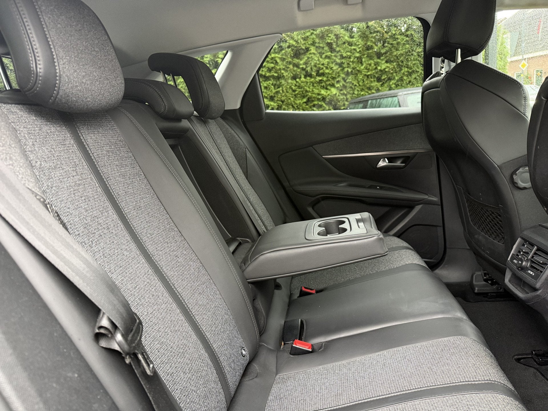 Peugeot 3008 130pk PT Première, 19inch GT-line | Camera | N, Auto's, Gebruikt, Euro 6, 1199 cc, Leder en Stof