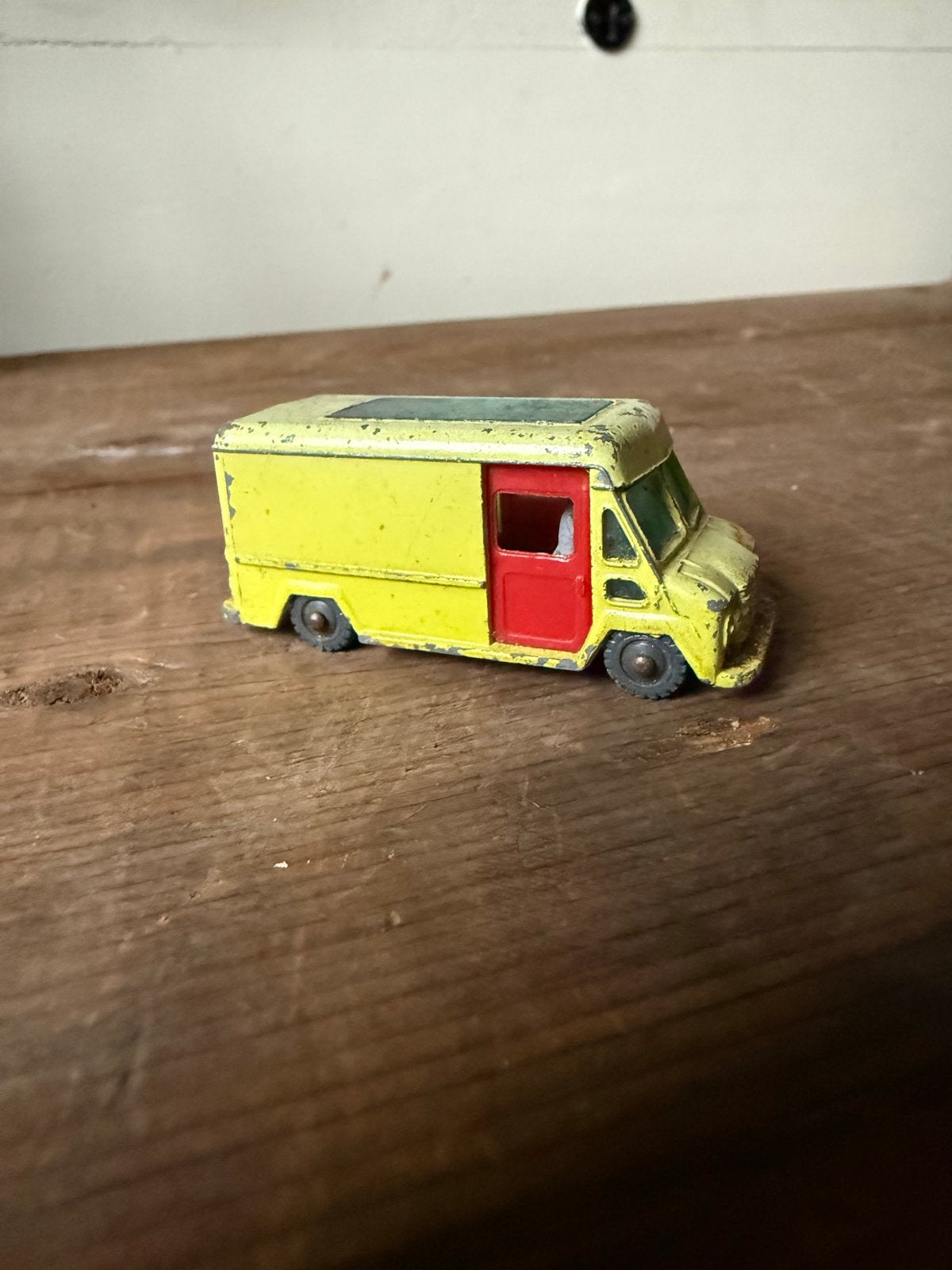 Vintage Husky Commer 'Walk-Thru' Van - Geel, Ophalen of Verzenden, Gebruikt
