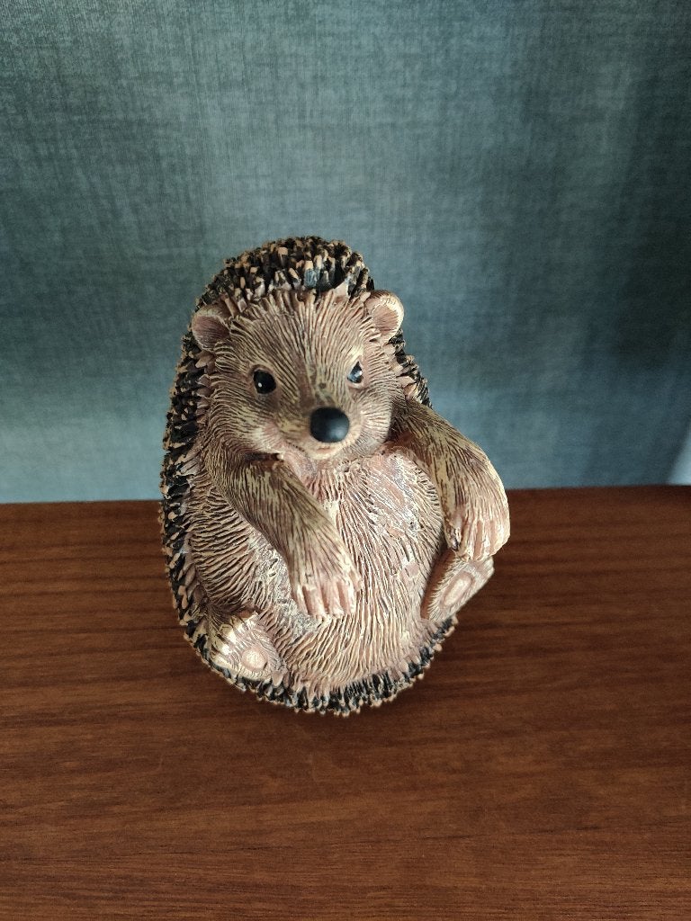 Decoratiebeeld Egel bruin polystone 14 x 11 cm hang, Verzenden, Zo goed als nieuw, Dier