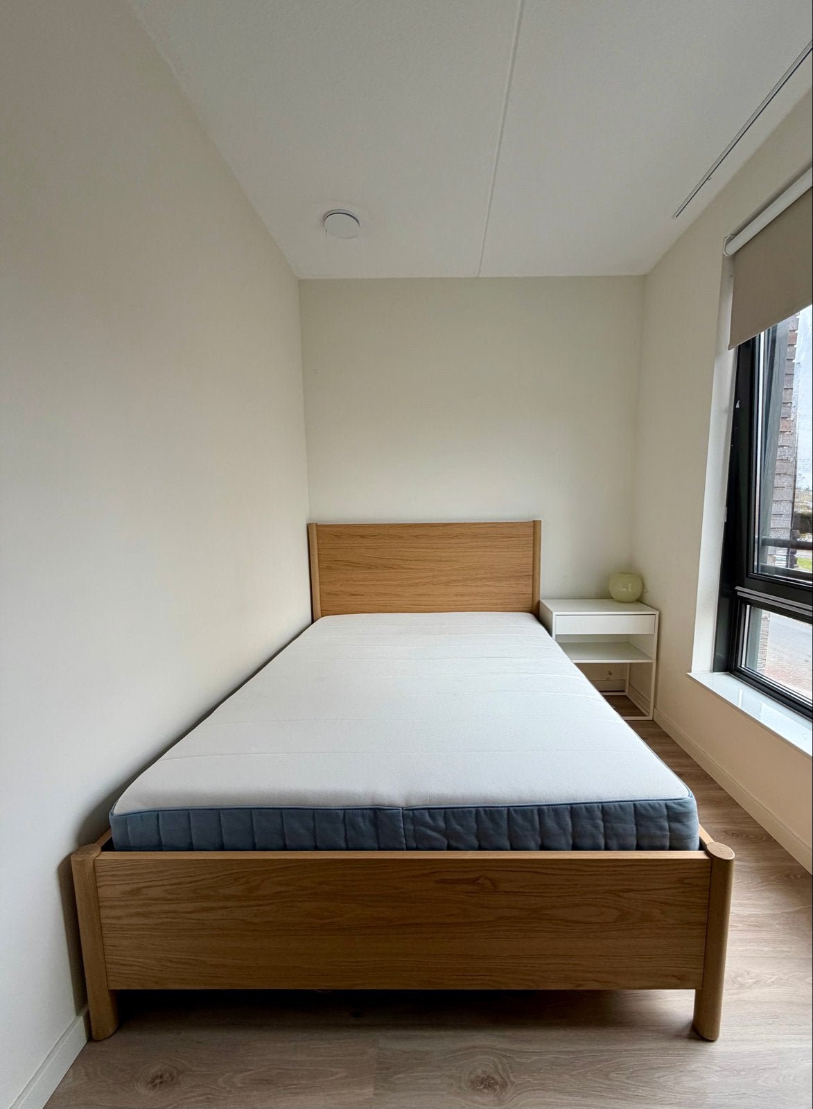 Ikea Tonstad bed 140x200 met matras, lattenbodem & nachtkast, Ophalen, Tweepersoons, 140 cm, Zo goed als nieuw