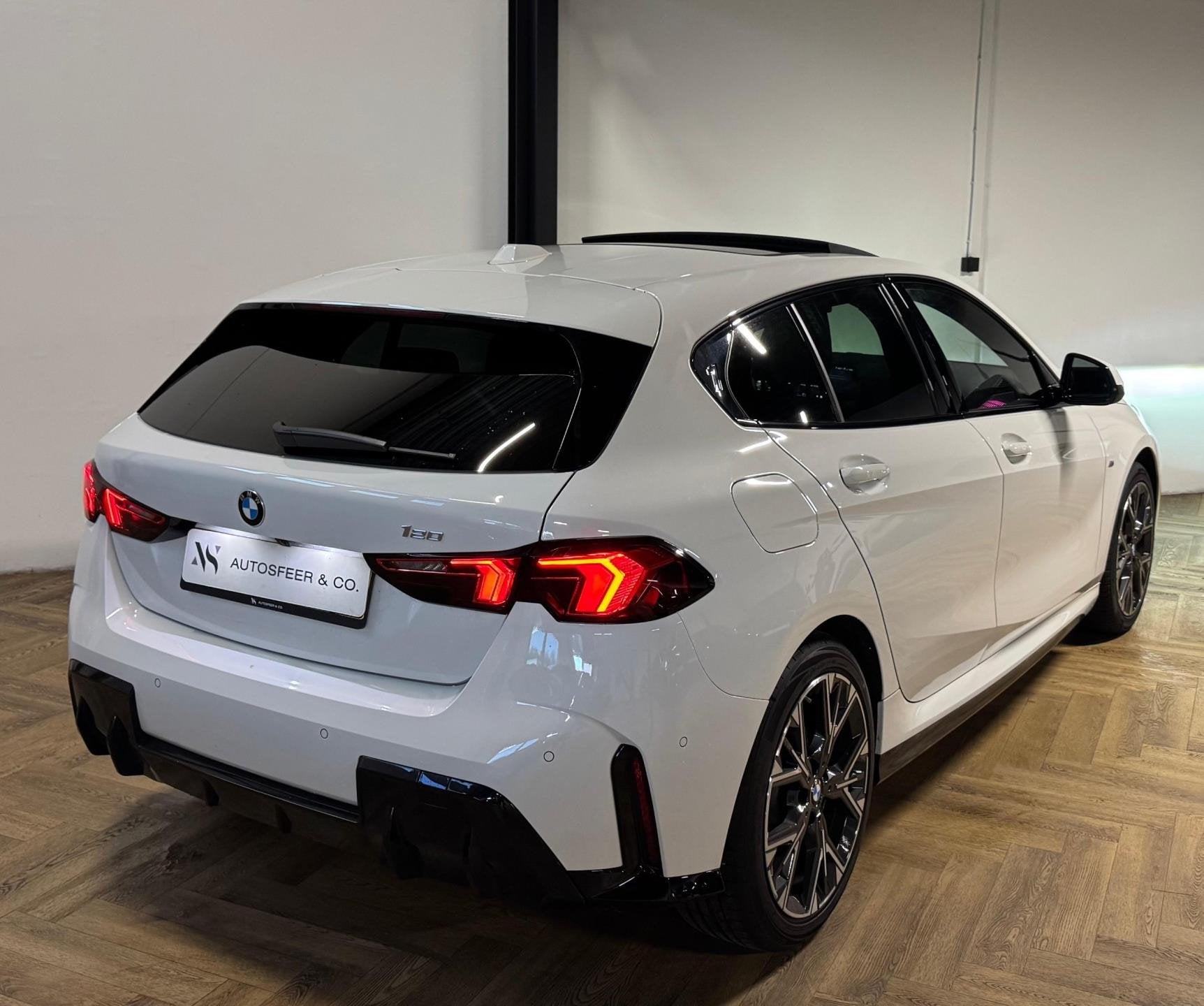 BMW 1-serie 120 M Sport Design Edition PANO KEYLESS CAM, Auto's, BMW, Gebruikt, 156 pk, Lichtsensor, Alcantara