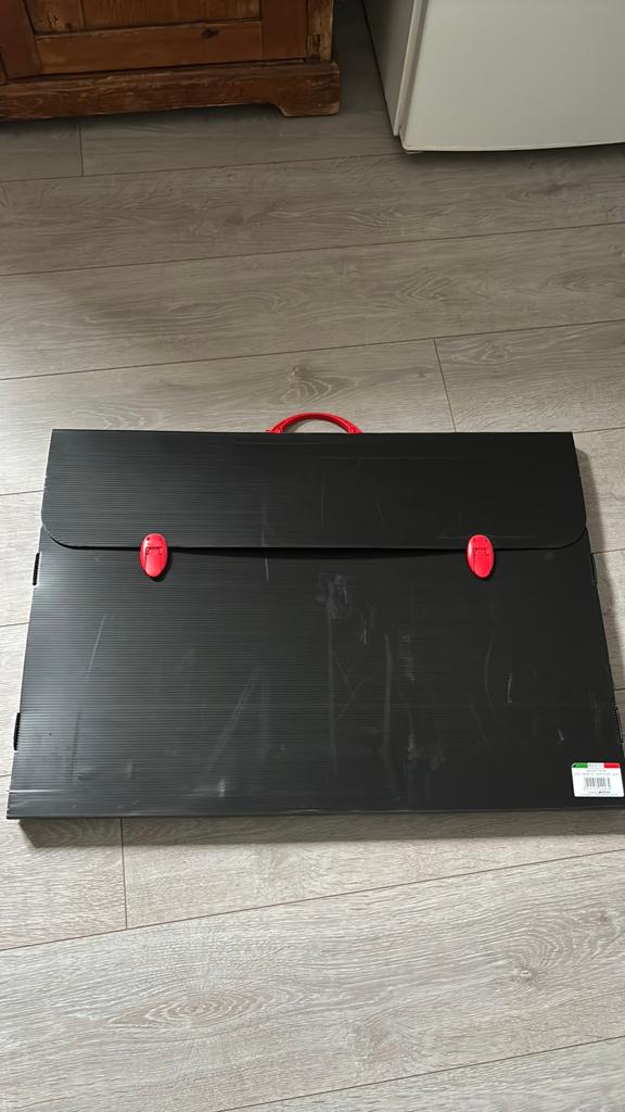 Een gebruikte zwarte map voor tekeningen.74-52 cm, Ophalen, Gebruikt, Overige typen