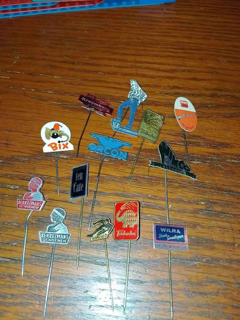 Kleding merk pins, Verzamelen, Verzenden, Gebruikt, Merk, Speldje of Pin