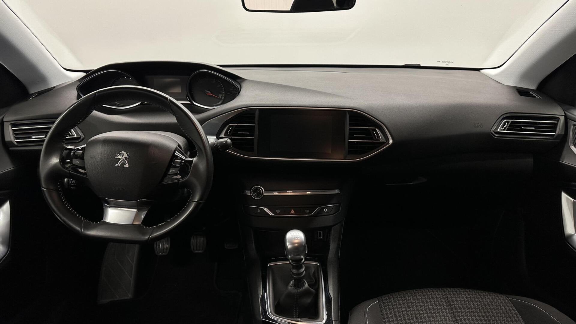 Foto 3 van Peugeot 308 SW 1.2 PureTech Blue Lease CARPLAY NAVI CRUISE E