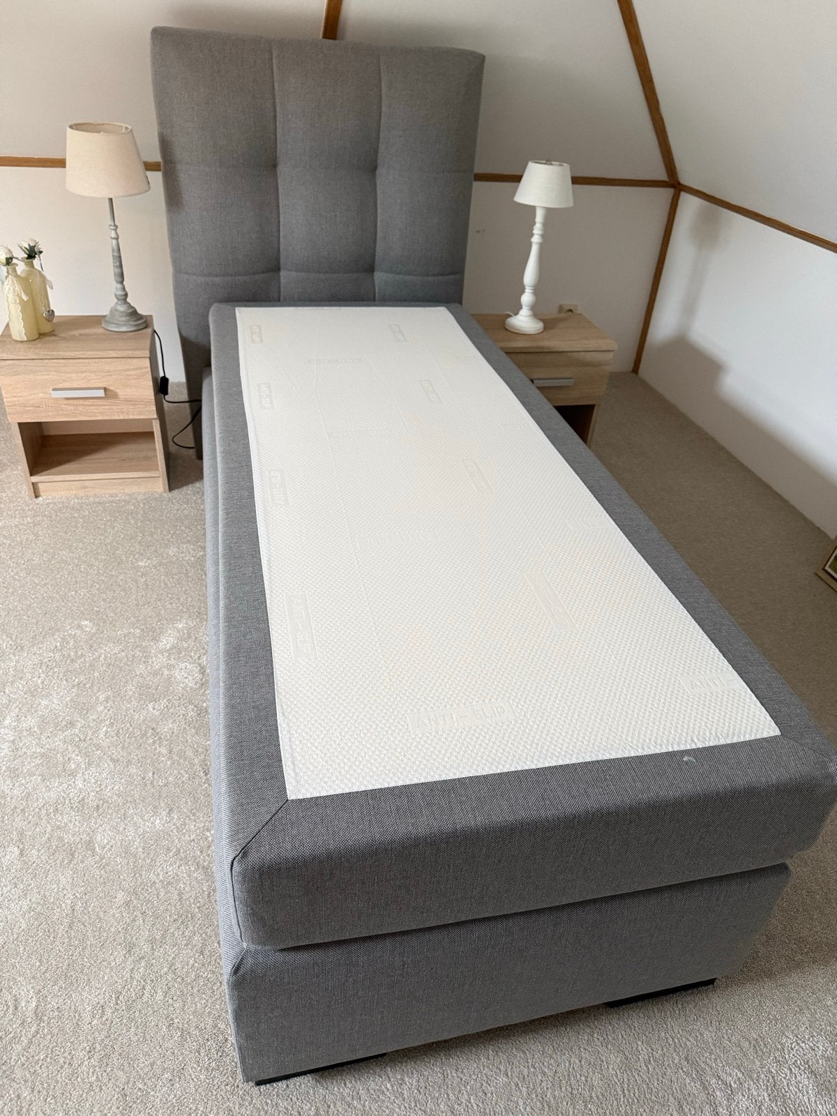 Zo goed als nieuw eenpersoons bed inclusief topper, Ophalen, 90 cm, Eenpersoons, Zo goed als nieuw