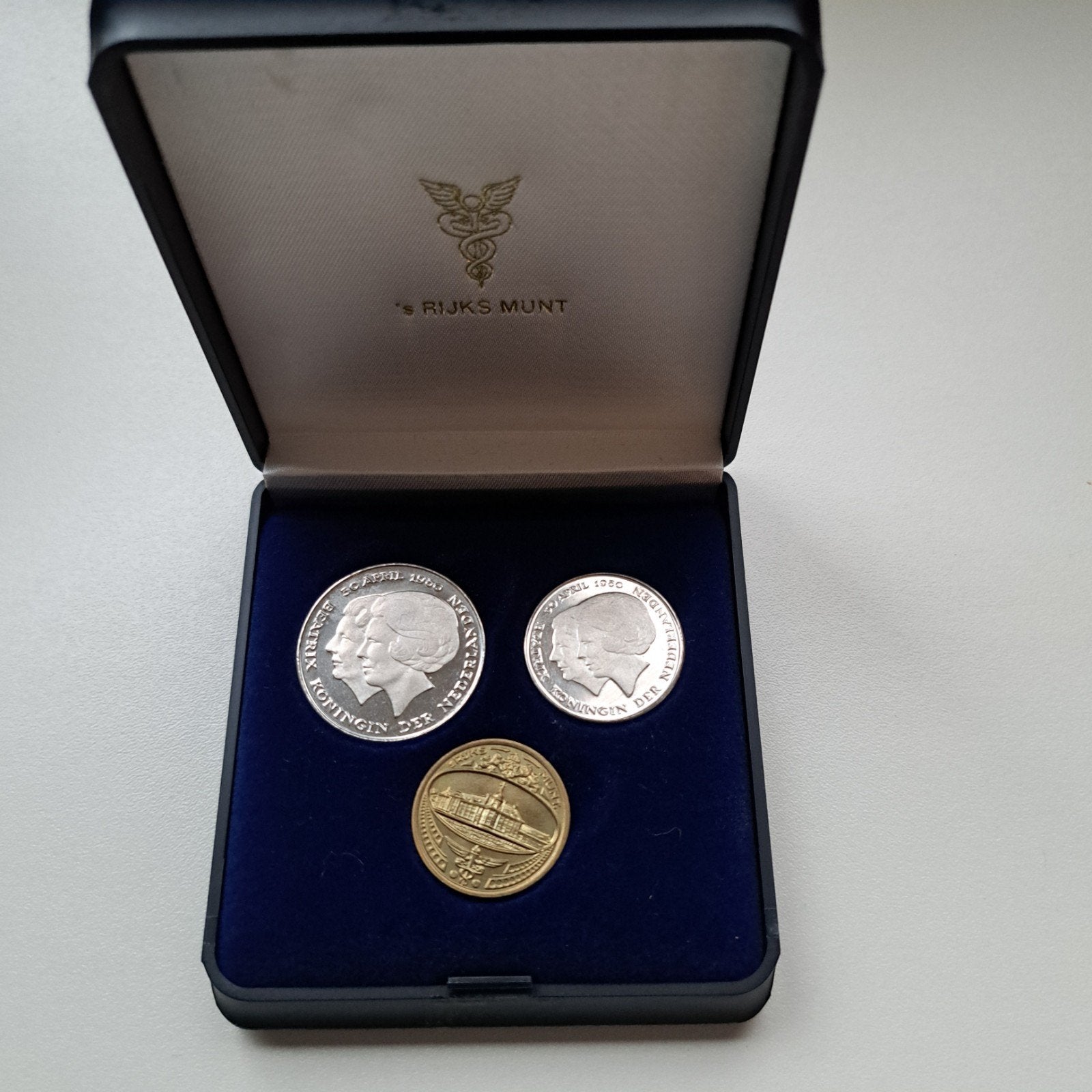Setje Beatrix Rijksdaalder, Gulden en penning 30 april 1980, Ophalen of Verzenden, Koningin Beatrix, 2½ gulden, Setje
