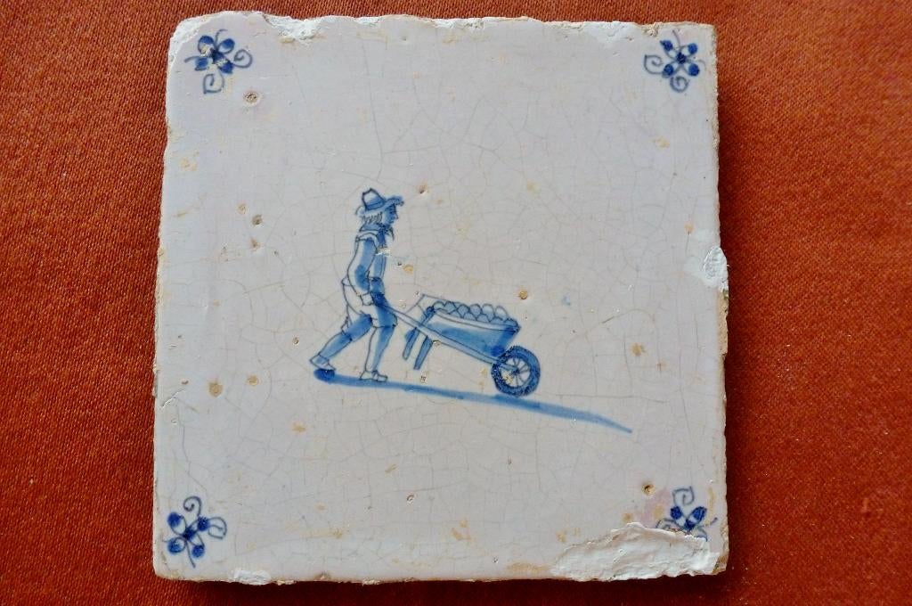Zeer mooie 17 eeuwse AMBACHT tegel; Man met Kruiwagen!, Antiek en Kunst, Antiek | Wandborden en Tegels, Ophalen of Verzenden