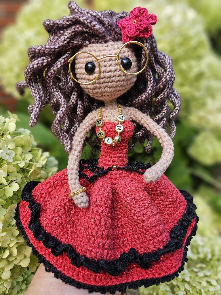Gehaakte amigurumi pop & bril & naamketting Amilishly patroo, Hobby en Vrije tijd, Ophalen of Verzenden, Nieuw, Haken, Overige typen