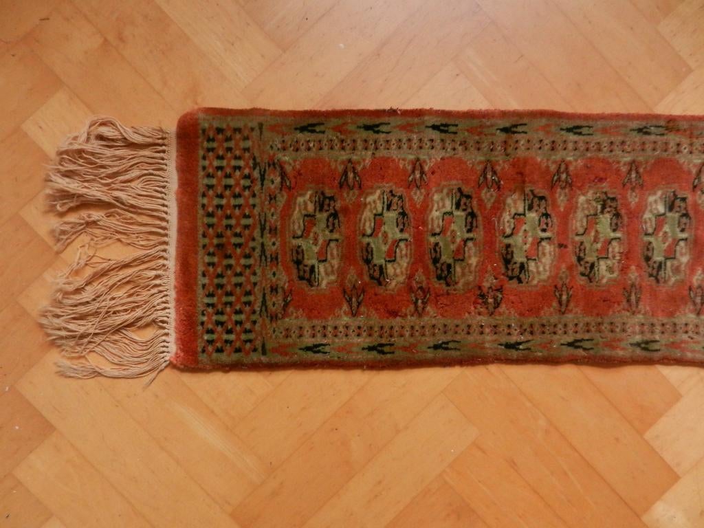 Geknoopt rood groen oosters tapijt Bouchara Pakistan 30x148, Zwart, Gebruikt, 150 tot 200 cm, Minder dan 50 cm