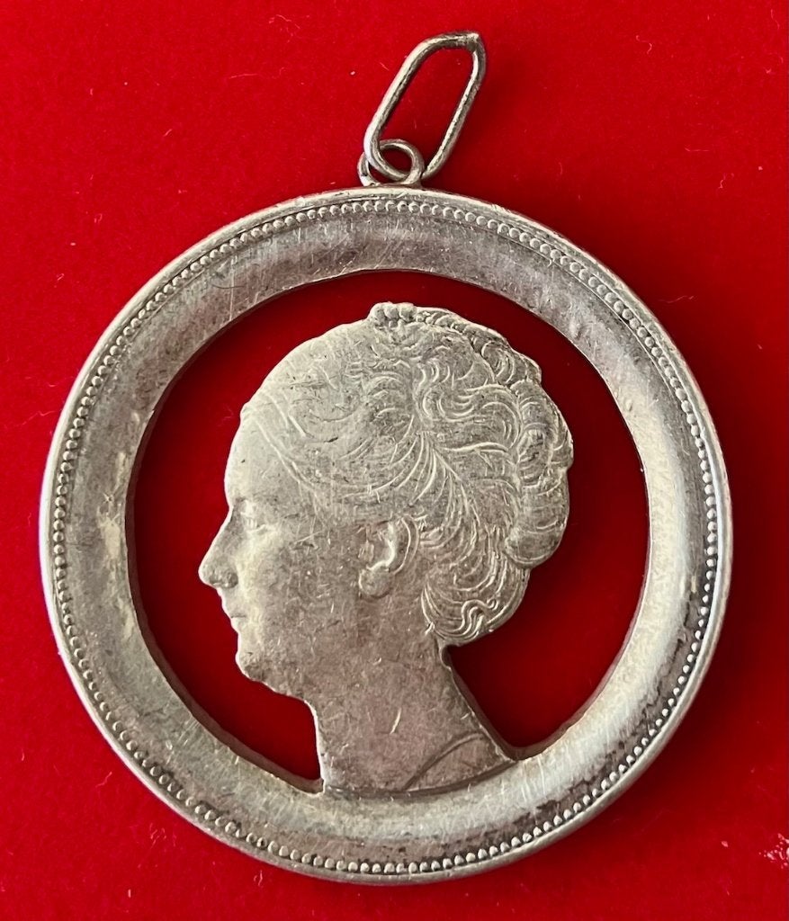 Hanger met uitgesnede rijksdaalder Wilhelmina (2), Ophalen, Zilver, Koningin Wilhelmina, Losse munt