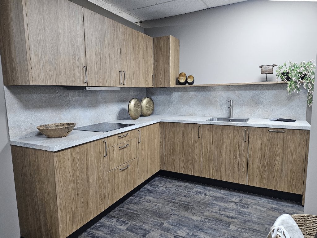 Showroomkeuken in hoekopstelling met houtlook front, Bruin, Hoekkeuken, Nieuw, Kunststof