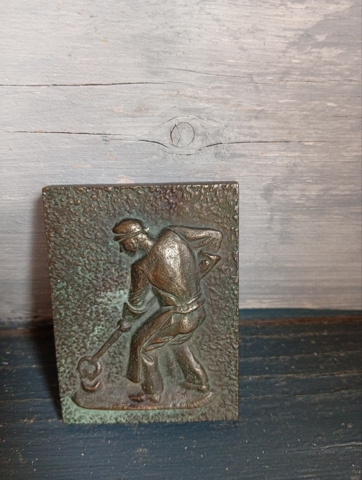 Vintage bronzen reliëf van een arbeider, Antiek en Kunst, Minder dan 20 cm, Ophalen of Verzenden, Beeld, Bruin