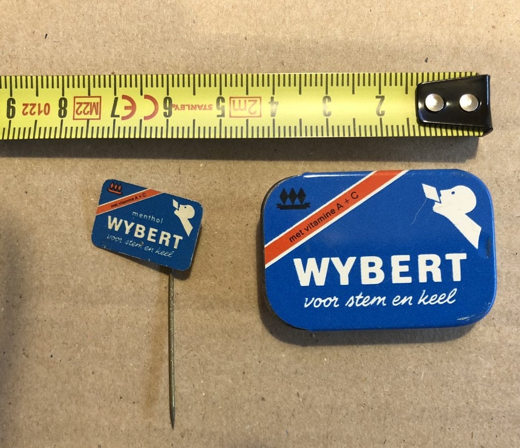 Wybert snoep speldje + miniatuurblikje sample monster blikje, Verzenden, Gebruikt