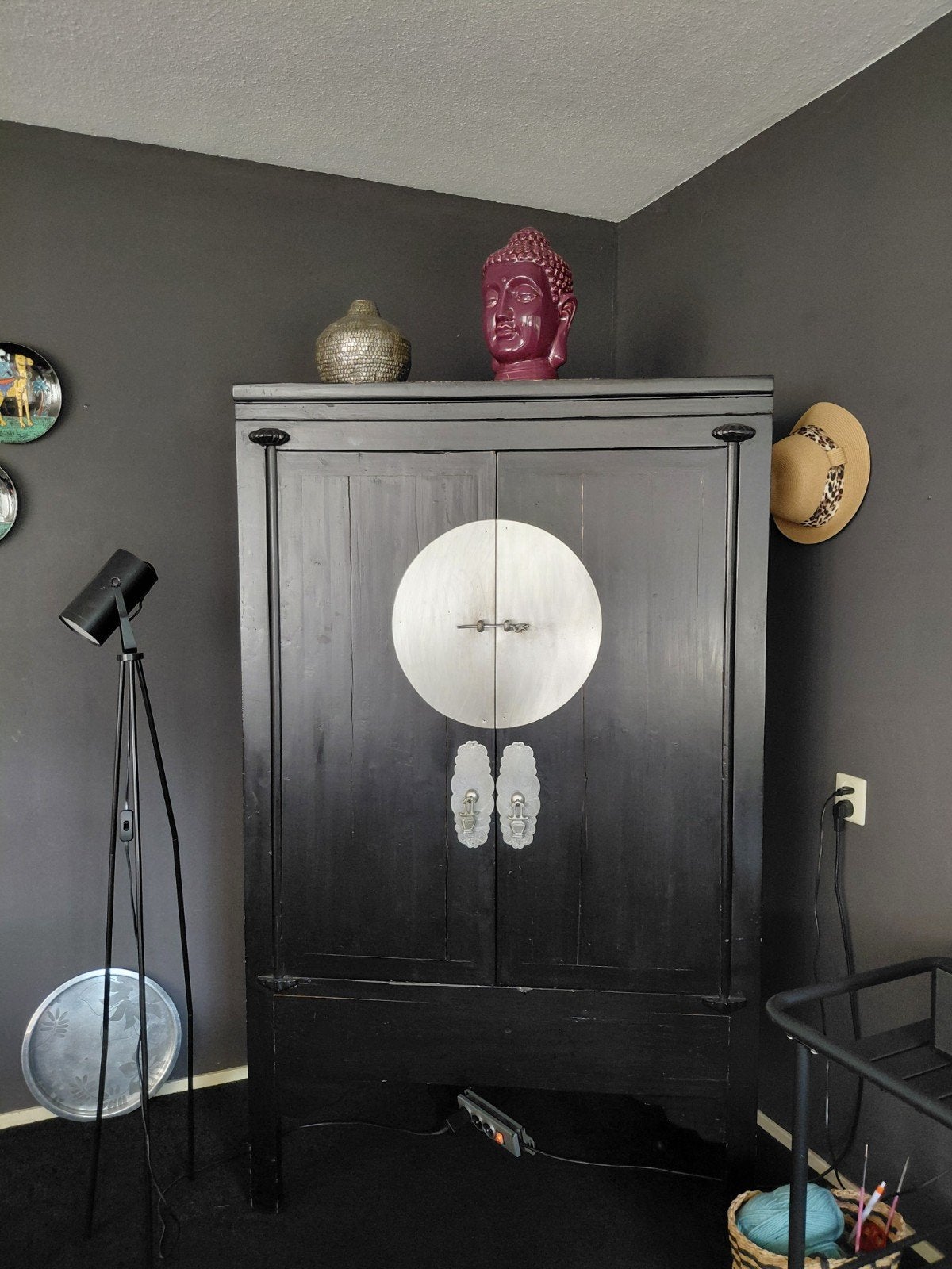 Zwarte Chinese kast met unieke details, Antiek en Kunst, Ophalen of Verzenden