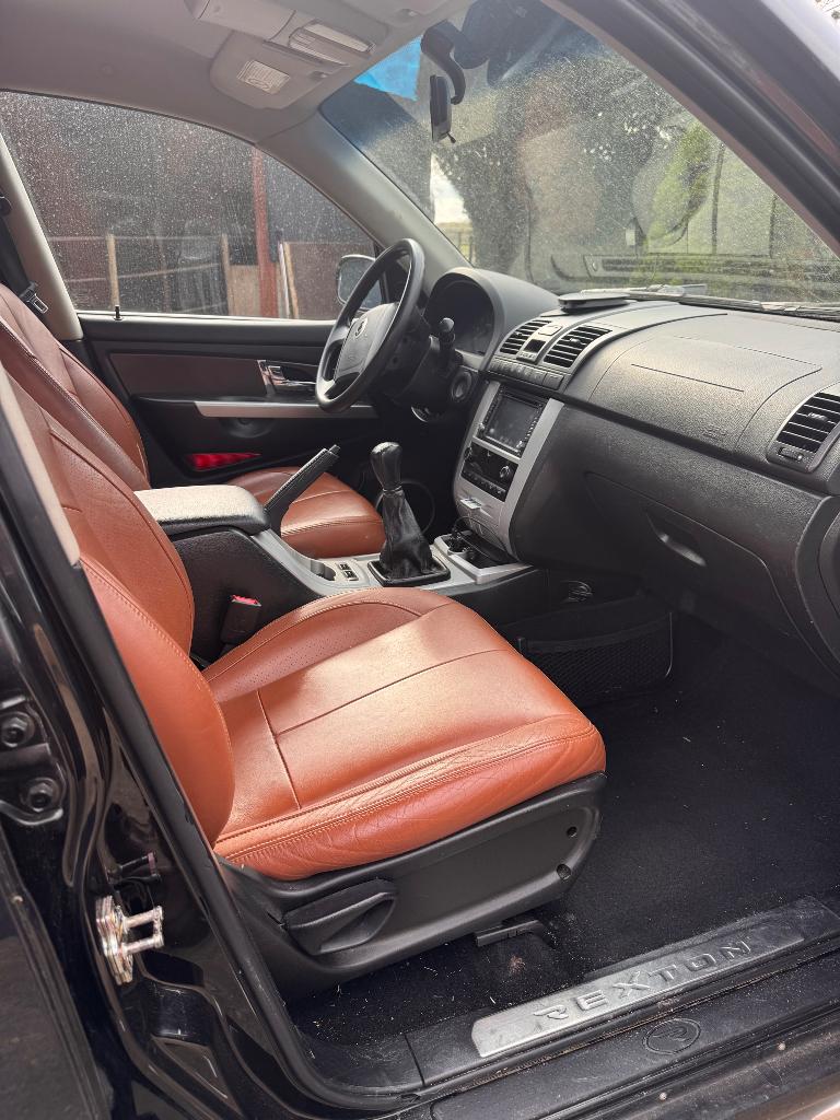 SsangYong Rexton 2.3 E 2006 Zwart, Auto's, 4 cilinders, Zwart, Origineel Nederlands, Handgeschakeld