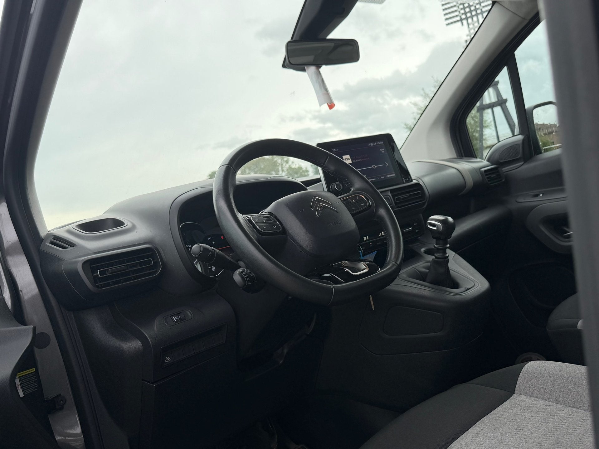 Citroen BERLINGO 1.2 PureTech Feel Pack - Gris Platinium - N, Auto's, Voorwielaandrijving, Stof, Gebruikt, 1199 cc