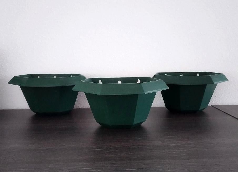 Drie mooie groene kunststof bloempotten om op te hangen, Kunststof, Ophalen of Verzenden, Zo goed als nieuw, Overige vormen