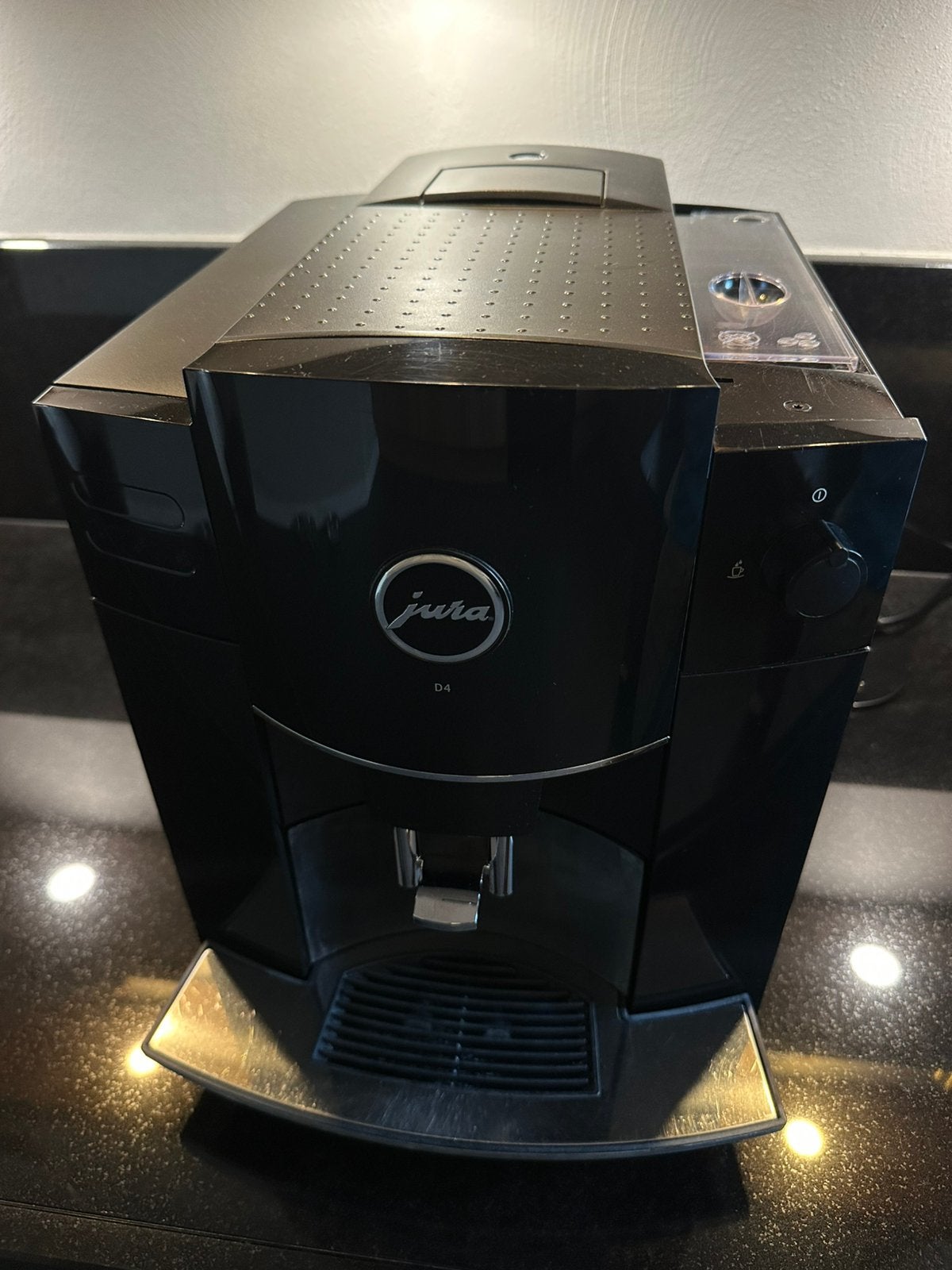 Jura D4 Koffiemachine Piano Black, Afneembaar waterreservoir, Koffiemachine, Zo goed als nieuw, 2 tot 4 kopjes