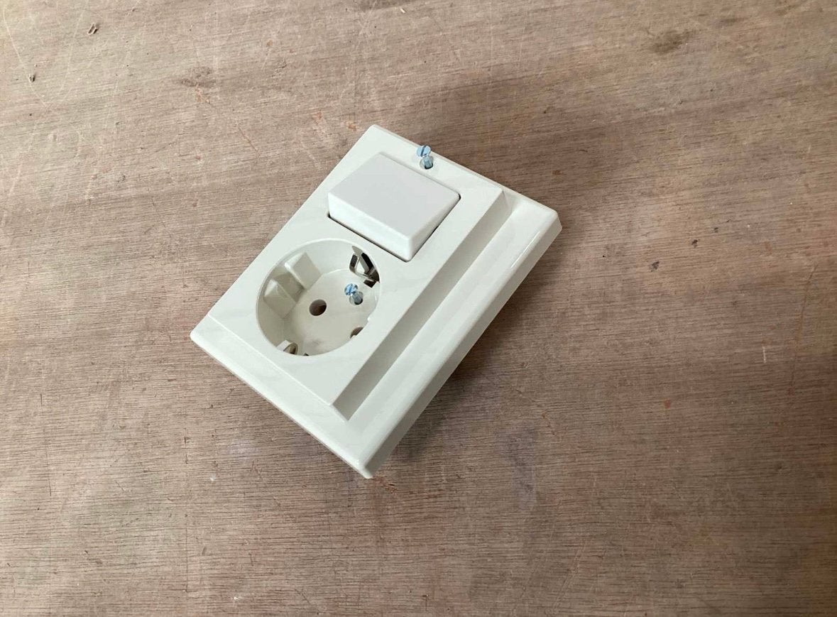 Merten stopcontact + wisselschakelaar opbouw wit (80x) NIEUW, Ophalen, Nieuw, Stopcontact