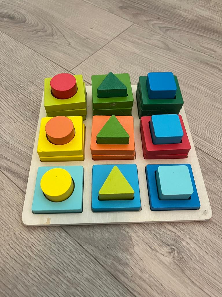 Houten Montessori stapel en vormenbord, Ophalen of Verzenden, Zo goed als nieuw