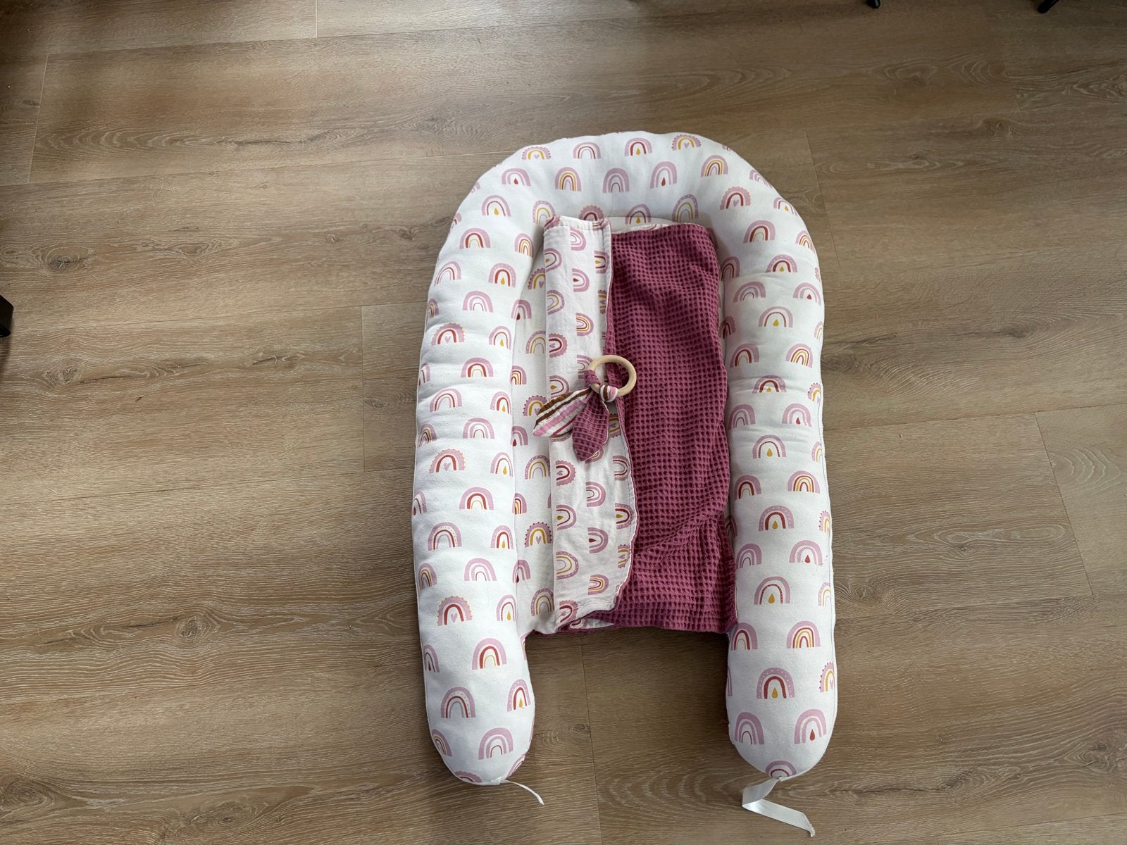 Babynestje met dekentje en bijtring - Regenboog design, Ophalen of Verzenden, Zo goed als nieuw, Overige typen