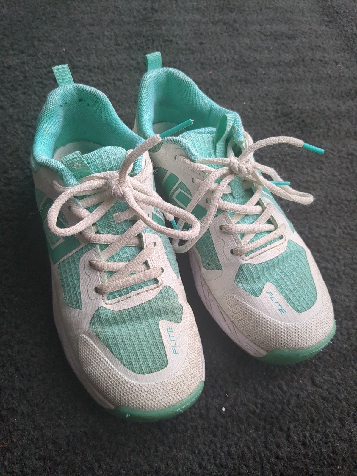 Hockeyschoenen wit/mintgroen - Brabo Flite maat 37, Sport en Fitness, Hockey, Ophalen, Zo goed als nieuw, Schoenen