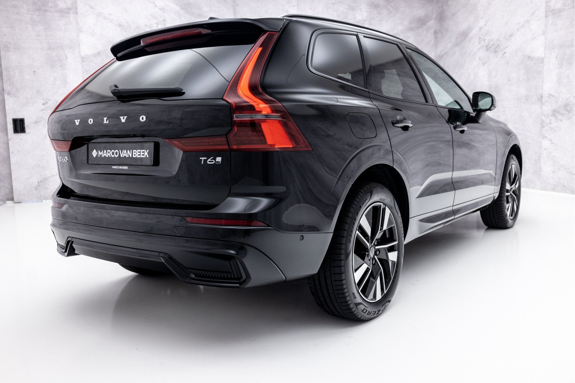 Volvo XC60 2.0 T6 Plug-in Hybrid AWD Plus Dark | Facelift |, Automaat, Gebruikt, 4 cilinders, Zwart