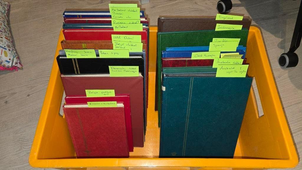 17 postzegelalbums - Wereldwijd, Postzegels en Munten, Postzegels | Volle albums en Verzamelingen, Ophalen of Verzenden, Buitenland