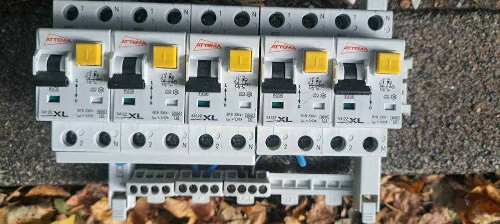 Groepenkast met diverse schakelaars en onderdelen, Doe-het-zelf en Verbouw, Elektra en Kabels, Ophalen, Gebruikt, Overige typen
