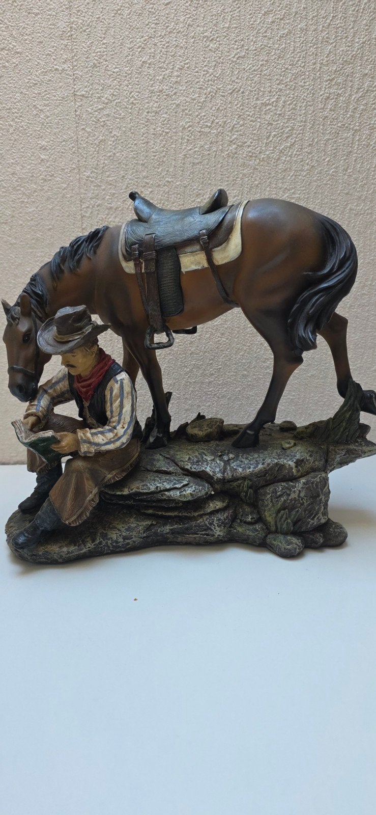 Cowboy met paard beeldje, Kunststof, Ophalen of Verzenden, 20 - 50 cm, Scène