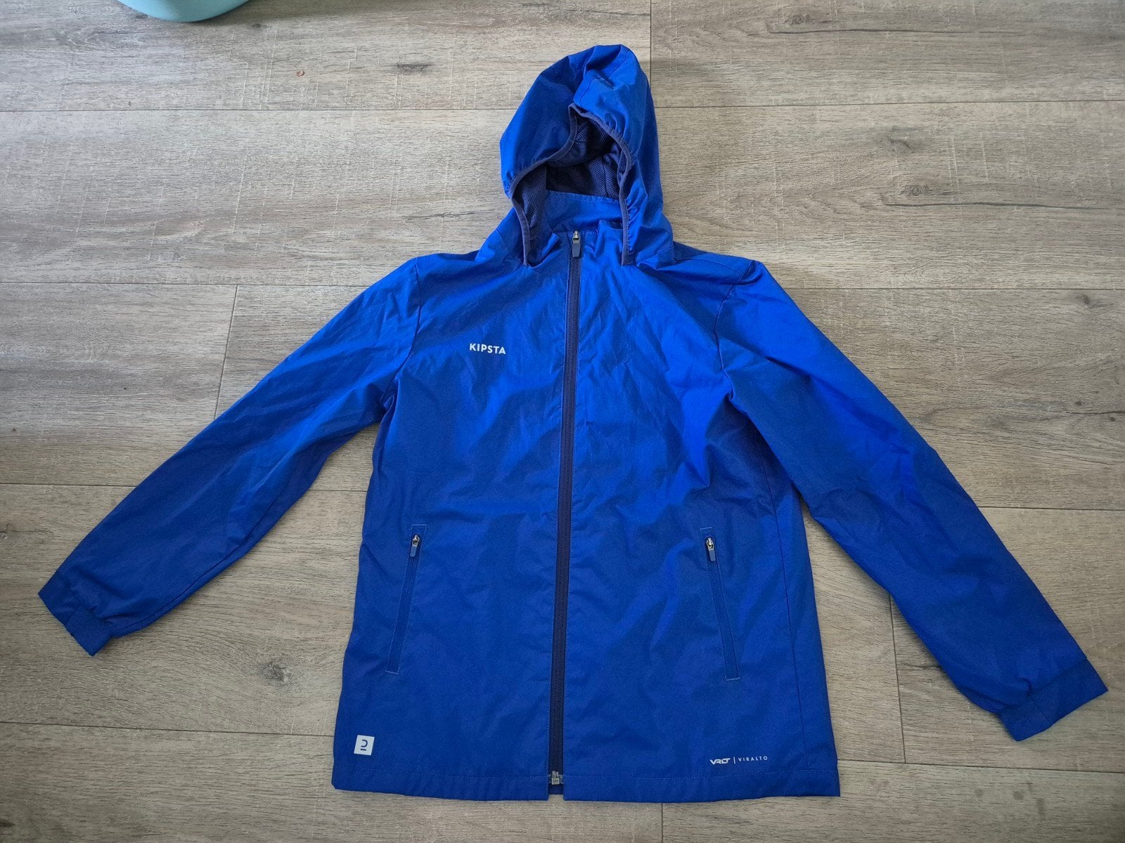 Kipsta blauw regenjas maat 8-9 jaar, Ophalen of Verzenden, Zo goed als nieuw, Jongen, Jas