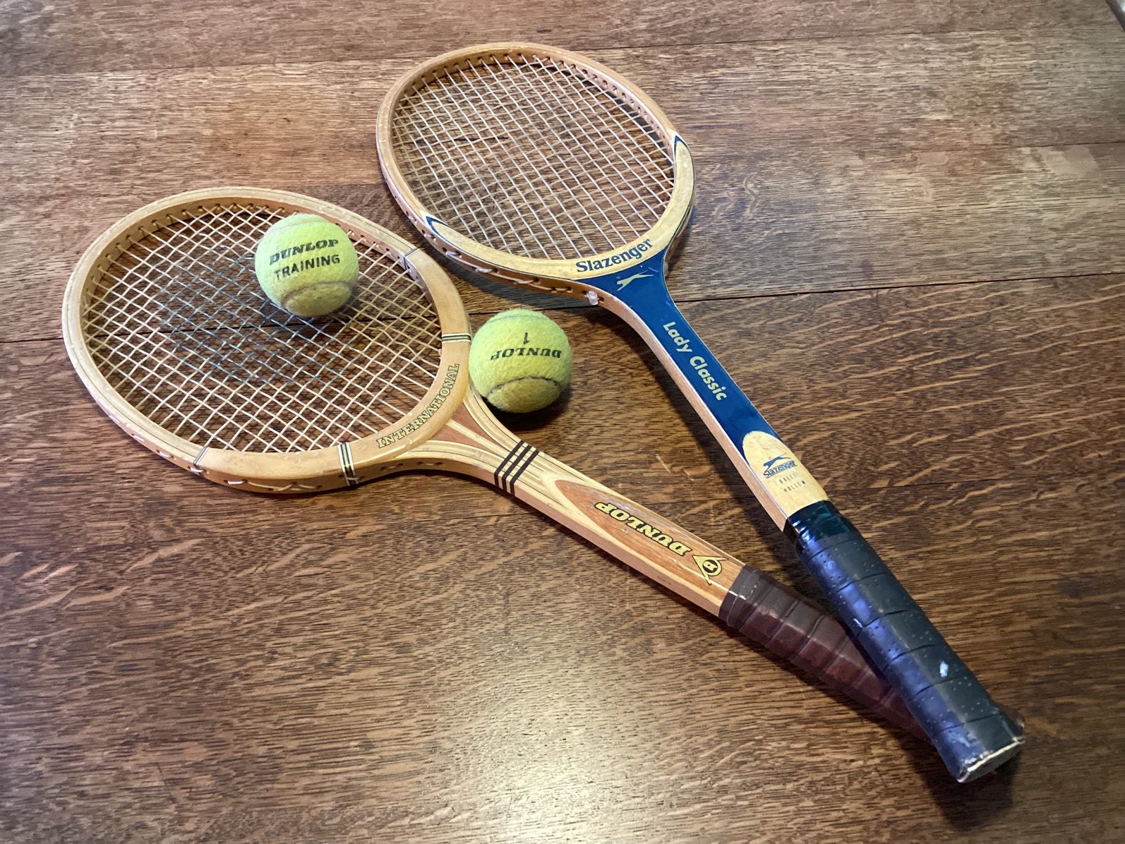 2 Oude Houten Tennis Rackets.Dunlop en Slazinger + 2 ballen., L4, Ophalen of Verzenden, Zo goed als nieuw, Racket