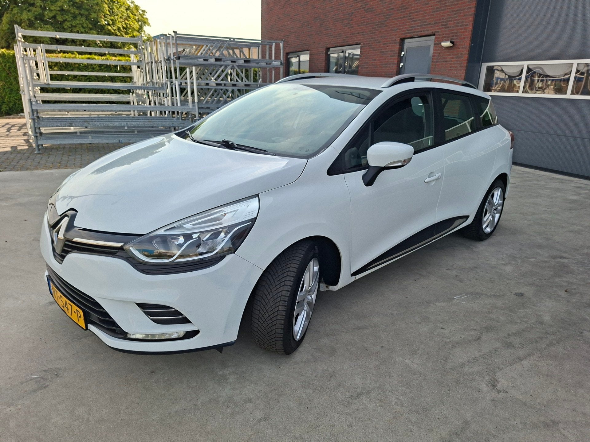 Renault Clio Estate 1.5 dCi Ecoleader Zen Airco Navigatie Le, Voorwielaandrijving, Stof, 4 cilinders, Wit