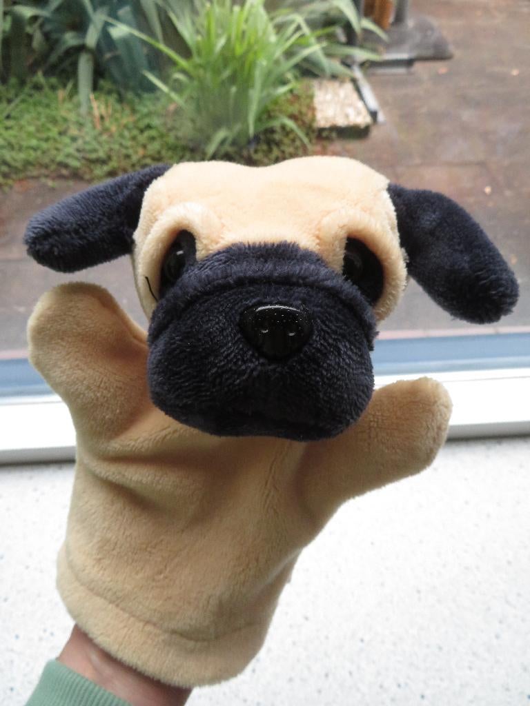 Handpop hond mopshond merk Evora poppenkastpop, Zo goed als nieuw, Wasbaar, Middelgroot (20 tot 80 cm), Hond