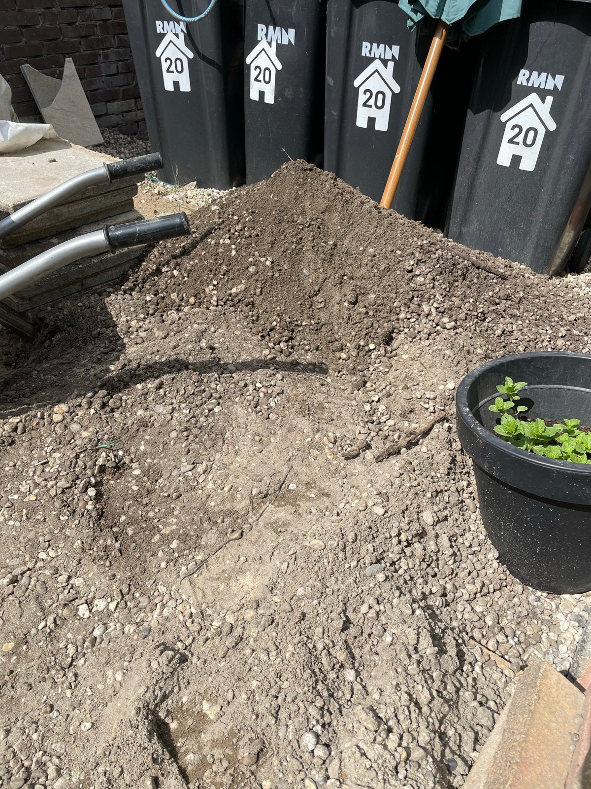 Foto 2 van Gratis ophoogzand/tuinaarde af te halen met steentjes/grind