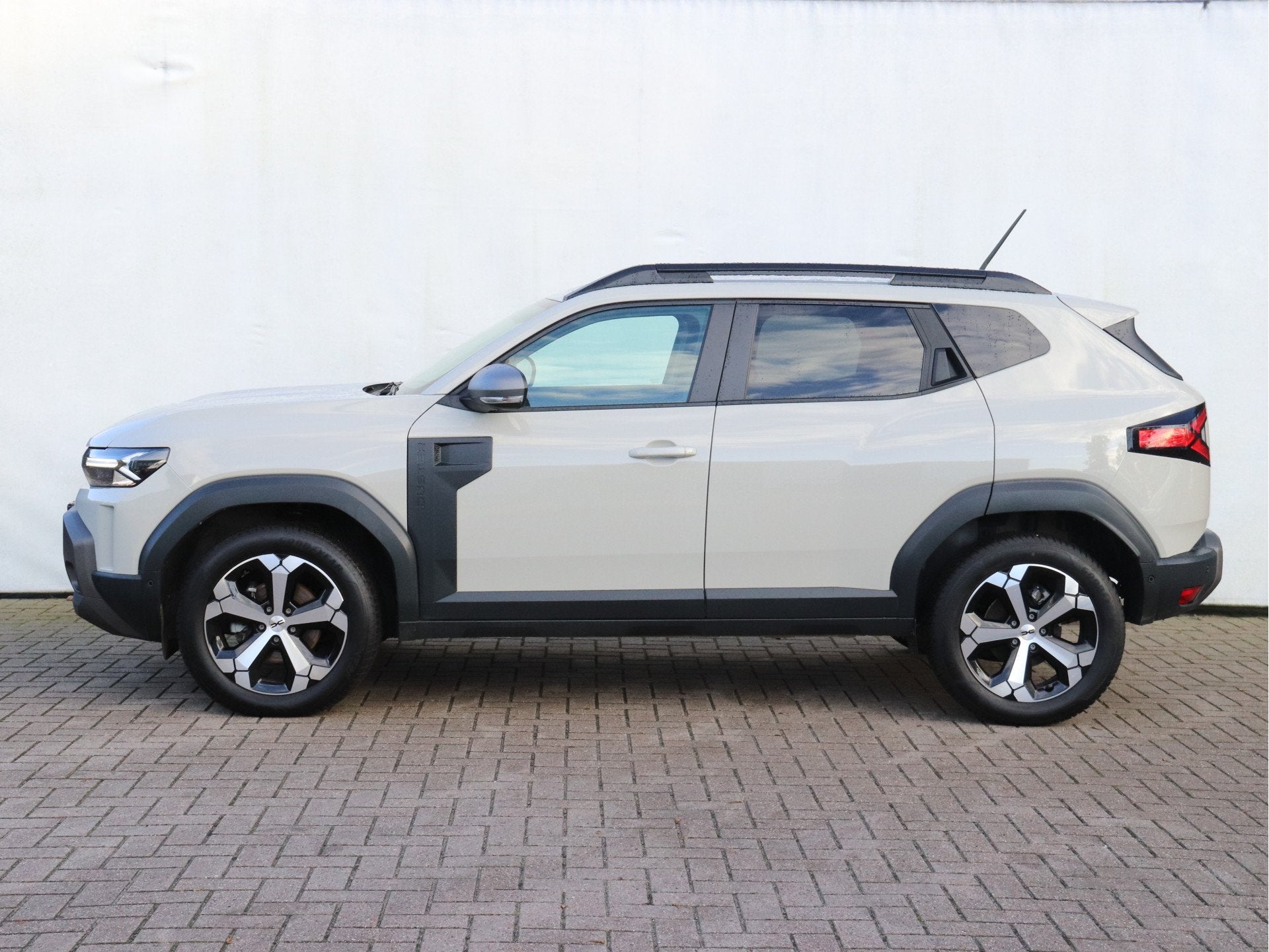 Dacia Duster 1.6 Hybrid 140 Journey AUTOMAAT / NAVI / ALLE O, Dealer onderhouden, Stof, Gebruikt, 4 cilinders