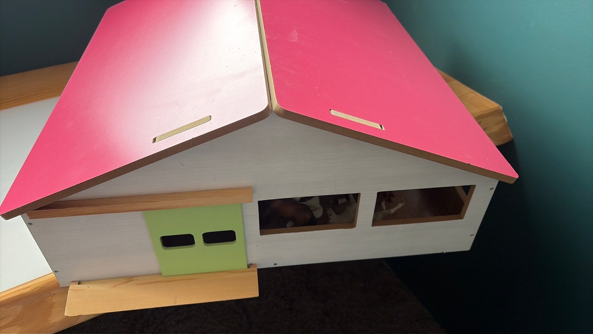 Houten paardenstal van Kids Globe, Ophalen, Zo goed als nieuw, Poppenhuis