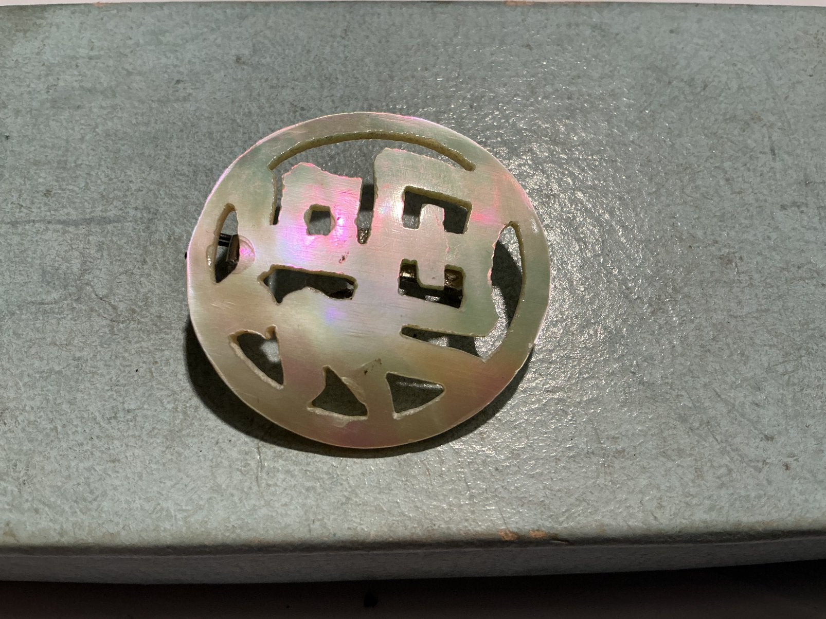 CHINESE GEZAAGDE VINTAGE BROCHE MET PARELMOER, Verzenden, Overige materialen, Broche