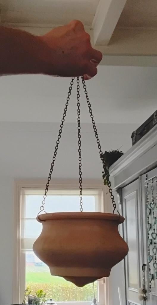 Terrracotta hangbloempot aan ophangketting, Tuin en Terras, Gebruikt, Rond, Ophalen of Verzenden, Balkon