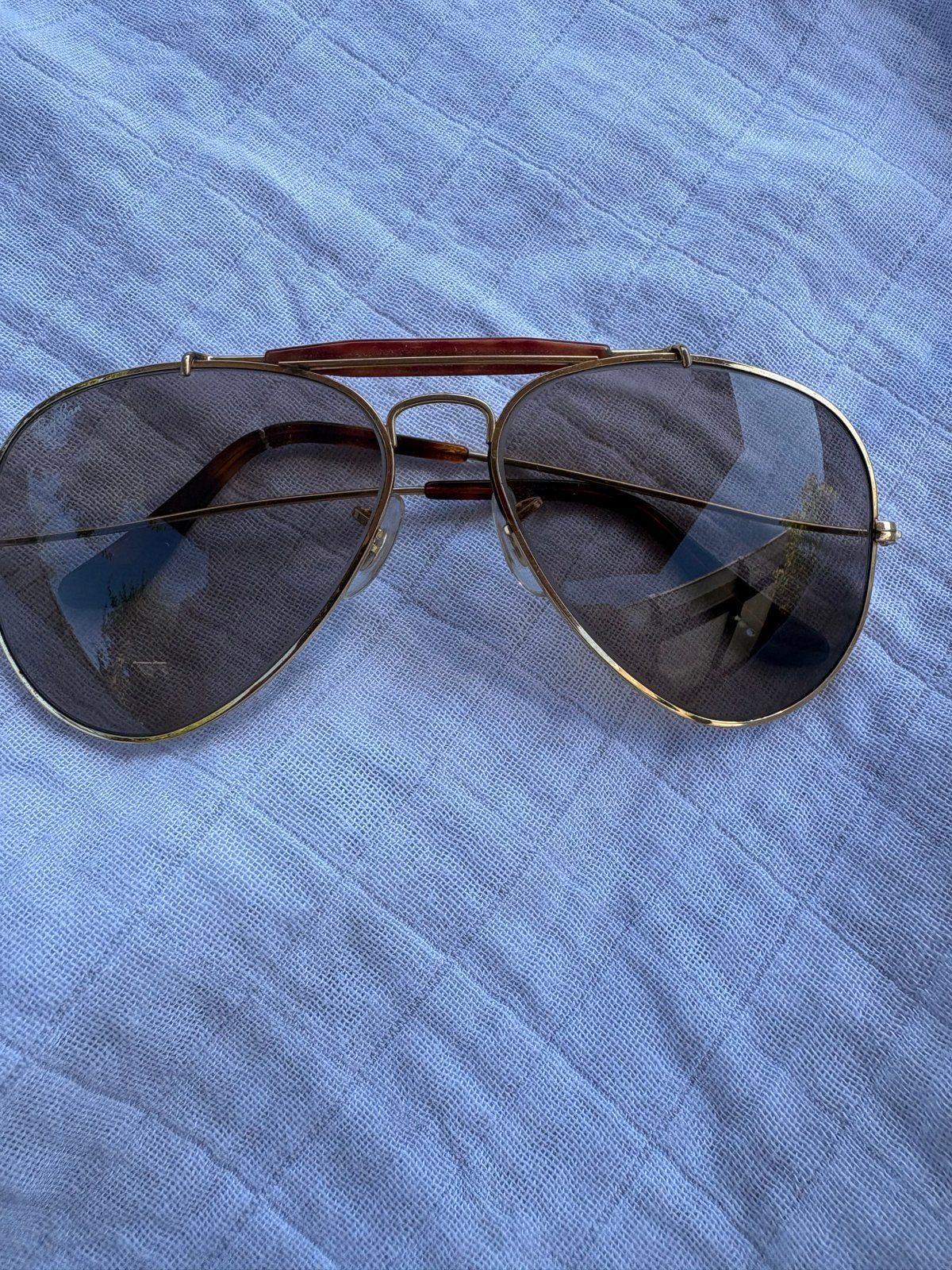 Stijlvolle RayBan piloten zonnebril met gouden montuur, Zonnebril, Bruin, Zo goed als nieuw, Ophalen