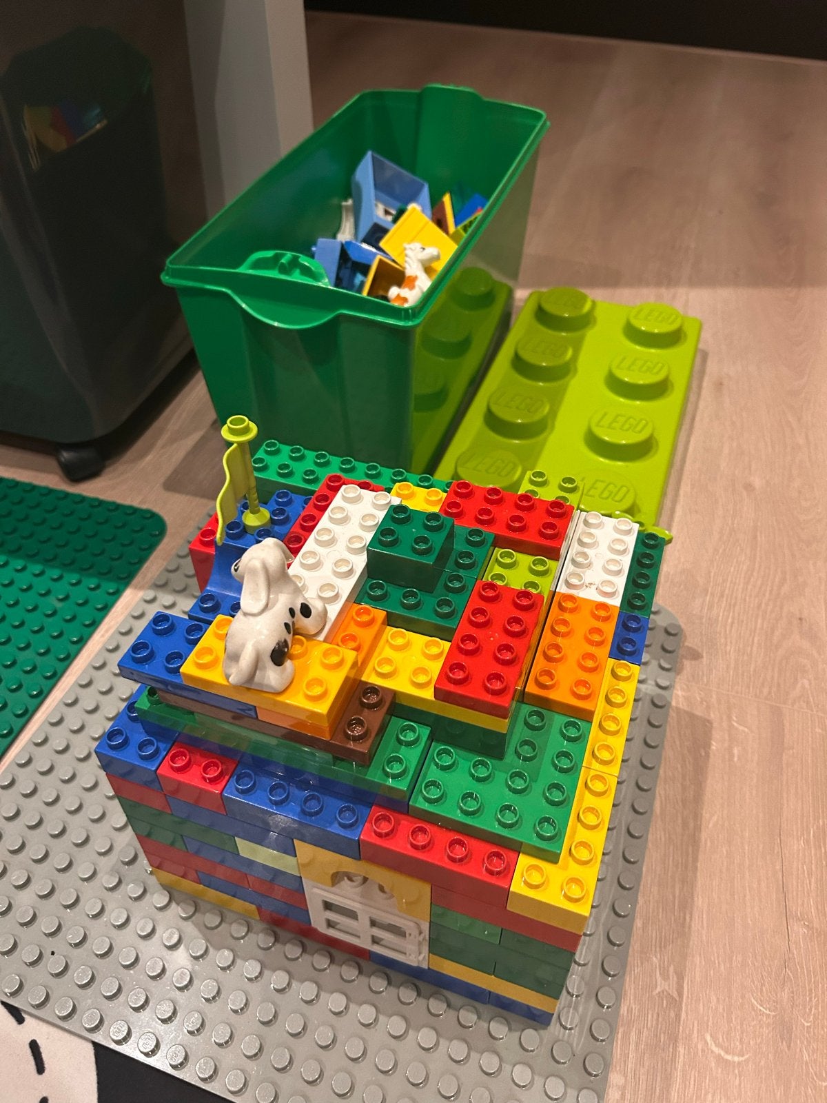 Grote partij LEGO DUPLO met 2 grondplaten en doos, Ophalen, Gebruikt, Inclusief extra onderdelen, Duplo