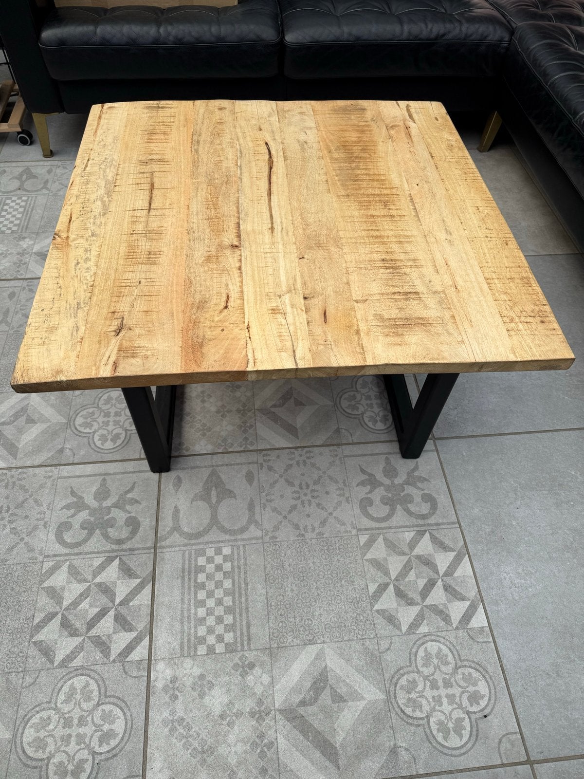 Salontafel Mangohout 80x80cm met ijzeren U-poten, Vierkant, Zo goed als nieuw, Minder dan 50 cm, Overige houtsoorten