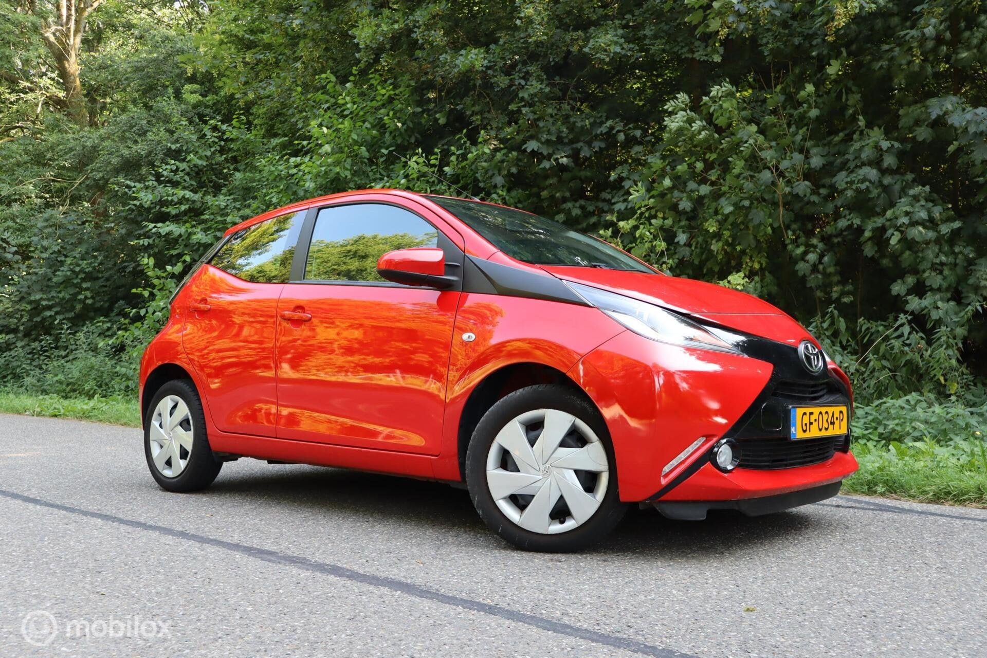 Toyota Aygo 1.0 VVT-i x-play | Camera | Carplay | ESP | NAVI, Euro 5, 4 stoelen, Origineel Nederlands, 24 km/l